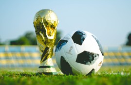 电子竞技-Rookie连续十场比赛得分超过突破纪录，FPX挑战极限！